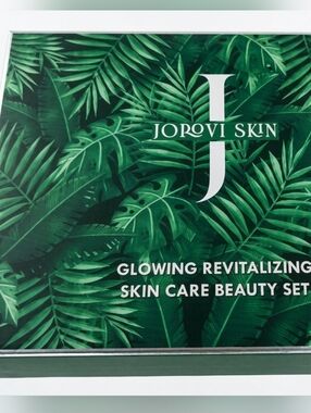 Glowing Revitalizing Skincare Set - Green
